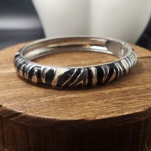 B3211‎ zebra enamel hinge bracelet vintage